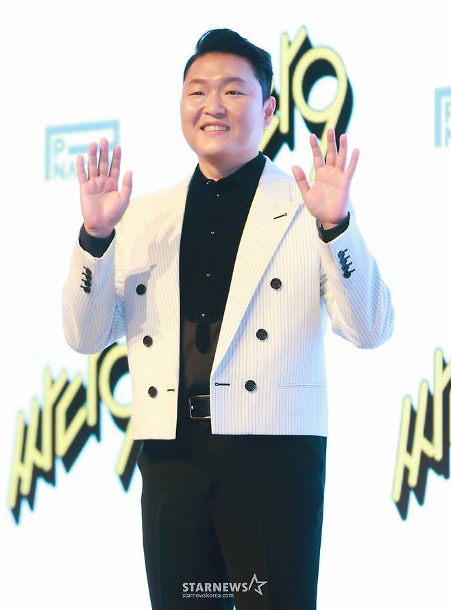 가수 싸이(PSY)가 29일 오후 서울 영등포구 페어몬트 앰배서더 서울에서 진행된 정규 9집 '싸다9' 발매기념 청음회에 참석해 포즈를 취하고 있다.  '싸이의 다채로운 9집'이라는 뜻을 갖고 있는 이번 앨범 '싸다9'는 '방탄소년단'(BTS) 멤버 슈가와 함께 공동 프로듀싱, 작사·작곡·편곡한 타이틀 곡 '댓 댓'(That That)을 비롯한 총 12곡이 수록됐다. /2022.04.29