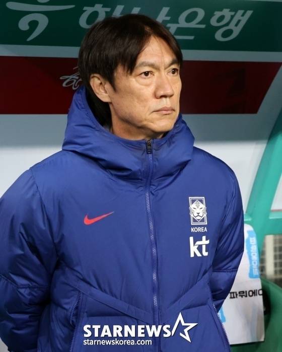 홍명보 대한민국 국가대표팀 감독이 14일 오후 8시 대전월드컵경기장에서 열린 볼리비아와 친선경기를 지켜보고 있다. /사진=강영조 선임기자