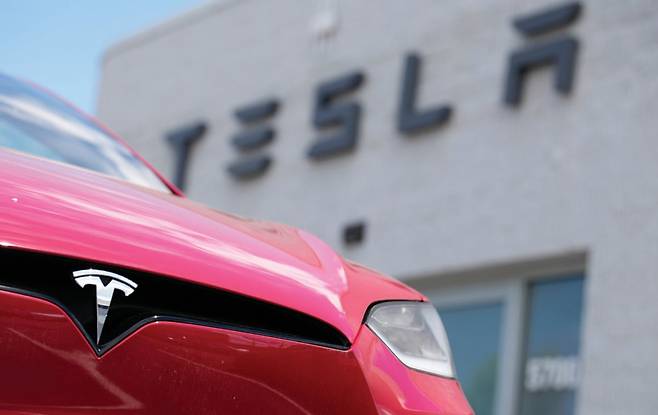 영국 ‘가디언’은 ‘1조 달러 주식 보상안’에 대해 “테슬라가 전기차라는 뿌리를 넘어 인공지능(AI) 기반 로보틱스 기업으로 변신 중임을 보여주는 신호”라고 평했다. 사진은 테슬라 모델X. 뉴시스