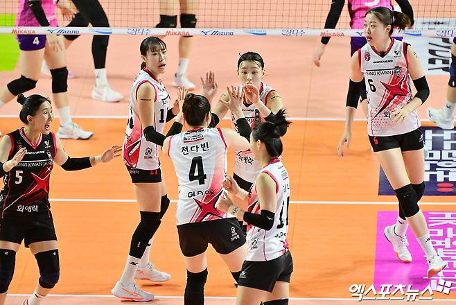 16일 오후 인천 부평구 삼산월드체육관 열린 '진에어 2025-2026 V-리그' 흥국생명과 정관장의 경기, 정관장 선수들이 득점 후 기뻐하고 있다. 인천, 김한준 기자