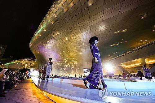 지난 9월 동대문디자인플라자(DDP)에서 열린 아프리카 패션쇼 [연합뉴스 자료사진. 재판매 및 DB 금지]