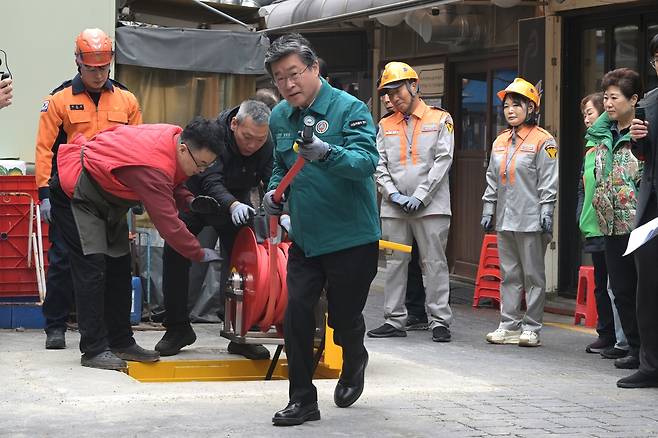 지하매립식 비상소화장치함 활용 모의훈련에 참석한 김길성 구청장 [서울 중구 제공. 재판매 및 DB 금지]