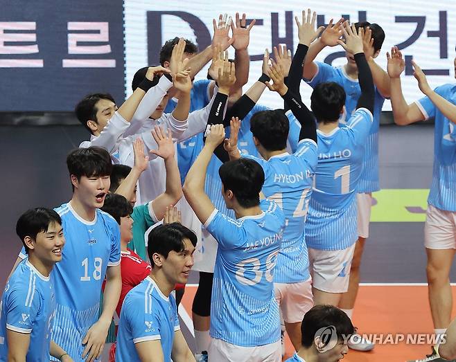 대한항공, 승리의 하이 파이브 (부산=연합뉴스) 강선배 기자 = 9일 부산 강서체육관에서 열린 프로배구 V리그 남자부 OK저축은행 읏맨과 대한항공 점보스의 경기. OK저축은행에 3대 1로 승리한 대한항공 선수들이 승리의 기쁨을 나누고 있다. 2025.11.9 sbkang@yna.co.kr