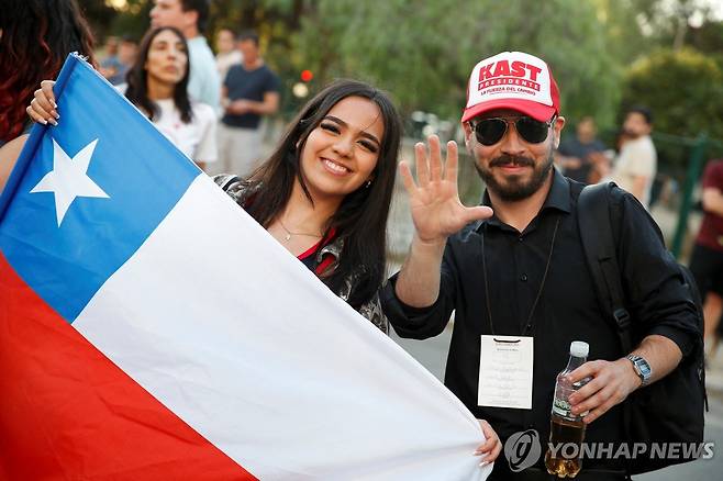 16일(현지시간) 미소 짓는 카스트 후보 지지자 [산티아고 로이터=연합뉴스. 재판매 및 DB 금지]