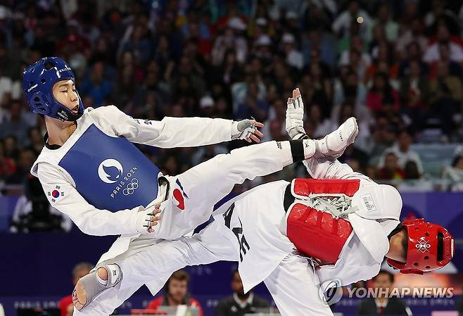 경기 펼치는 박태준 (파리=연합뉴스) 신준희 기자 = 7일(현지시간) 프랑스 파리 그랑팔레 태권도경기장에서 열린 2024 파리올림픽 태권도 남자 58kg급 결승전에서 한국 박태준이 아제르바이잔의 가심 마고메도프와 경기를 펼치고 있다. 2024.8.8 hama@yna.co.kr