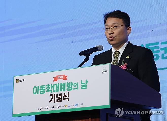 공식 행사에서 인사말 하는 정익중 아동권리보장원장 2023년 11월 서울 마포구 가든호텔에서 열린 '제17회 아동학대예방의 날 기념식'에서 정익중 아동권리보장원장이 인사말하고 있다. 
[연합뉴스 사진]