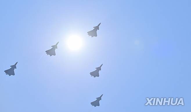 9월 열병식 당시 중국 베이징 상공의 전투기 [신화 연합뉴스 자료사진]