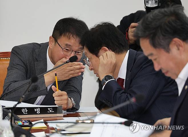 대화하는 한병도 소위원장-박형수 간사 (서울=연합뉴스) 박동주 기자 = 17일 서울 여의도 국회에서 열린 예산결산특별위원회 예산안 조정소위원회에서 한병도 소위원장이 국민의힘 박형수 간사와 대화하고 있다. 2025.11.17 pdj6635@yna.co.kr