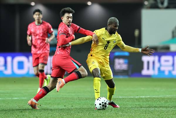 18일 서울 마포구 서울월드컵경기장에서 열린 남자축구 국가대표 A매치 평가전 대한민국과 가나의 경기. 옌스 카스트로프가 공을 다투고 있다./연합뉴스