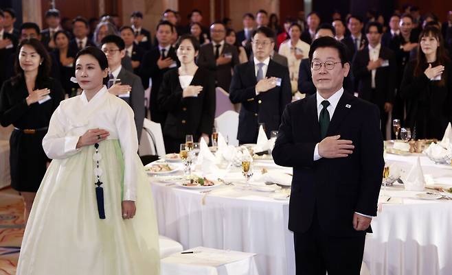 ▲ 아랍에미리트(UAE)를 국빈 방문 중인 이재명 대통령과 김혜경 여사가 17일(현지시간) 아부다비의 한 호텔에서 열린 동포만찬간담회에서 국기에 경례하고 있다. / 연합뉴스