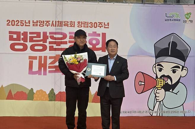 ▲ 주광덕(오른쪽) 시장이 체육 유공자 표창을 하고 있다.