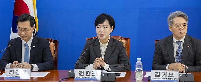 ▲&nbsp;더불어민주당 사법불신 극복·사법행정 정상화 TF 전현희 위원장이 10일 국회에서 열린 TF 두 번째 전체 회의에서 발언하고 있다. /연합뉴스