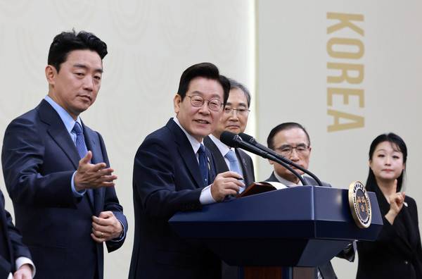 이재명&nbsp;대통령이 지난 1일 경북 경주 국제미디어센터에서 APEC 정상회의&nbsp;기자회견&nbsp;중 질문할 기자를 지목하고 있다. 2025.11.1 [사진=연합뉴스]