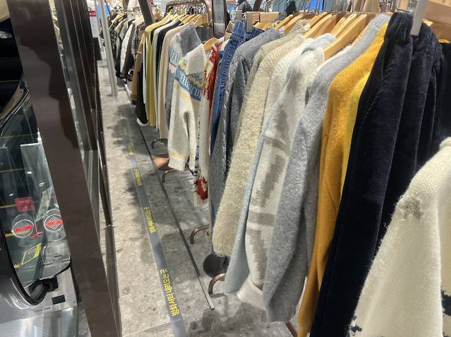 광주지역 내 한 백화점 의류매장에는 방화셔터가 내려오는 지점에 의류 행거가 설치 돼 있다. /박건우 기자