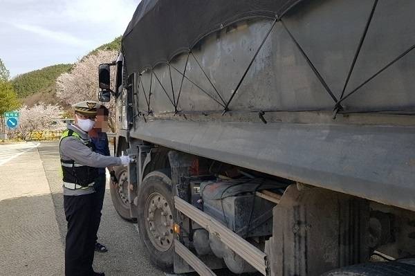 화물차 법규 위반을 단속 중인 고속도로 순찰대. / 전북일보 DB