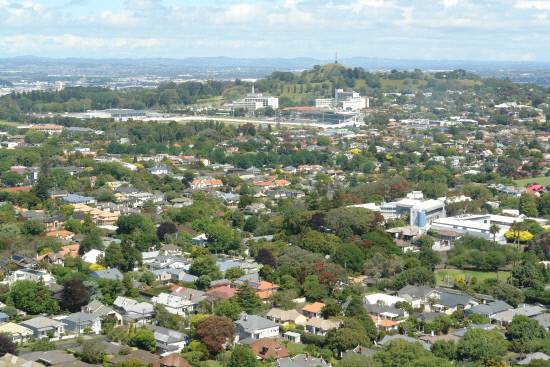 뉴질랜드 최대도시 오클랜드의 전원적 풍광이 여유롭기만 합니다. 초고층 빌딩과 아파트가 빼곡하게 밀집한 우리의 도시 모습과는 사뭇 다르지요. 국토가 여유롭고 인구가 적기 때문에 건축 밀도를 높일 필요가 없답니다. 푸르고 여유로운 주택의 정원들이 모여 도시 전체가 공원처럼 느껴지네요.
