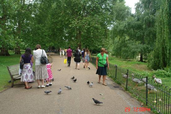 런던 제임스 파크. 시민들의 여가 공간으로 인기를 누리는 오랜 세월로 숙성된 도시공원입니다.