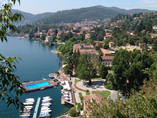 이탈리아 꼬모 호수. 풍광이 수려한 호숫가 숲속 마을은 세계인이 즐겨 찾는 특급휴양지랍니다.