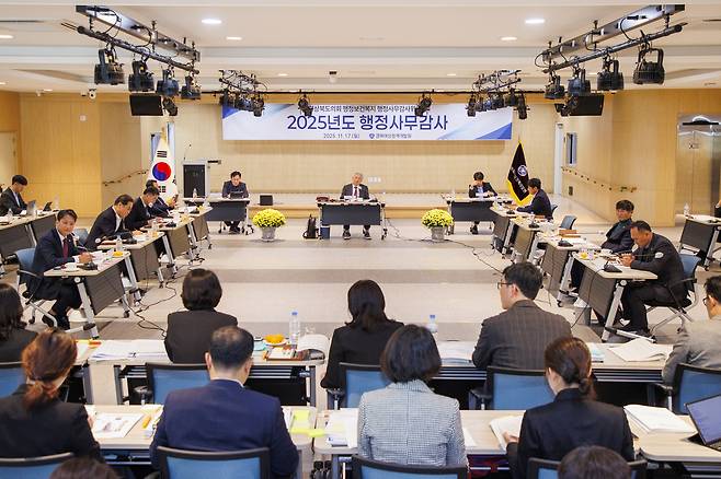 경북도의회 행정보건복지위원회가 지난 17일 경북여성정책개방원을 상대로 행정사무감사를 진행하고 있다./경북도의회 제공