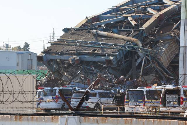 18일 오후 울산화력발전소 붕괴 현장 합동 감식을 위해 감식팀 관계자들이 차에서 내리고 있다. 울산경찰청 전담수사팀, 경기남부경찰청 중대재해전담 과학수사팀, 국립과학수사연구원, 고용노동부, 산업안전보건공단 등은 이날 오후 2시부터 울산 남구 한국동서발전 울산발전본부 내 사고 현장에서 합동 감식에 들어갔다. 연합뉴스