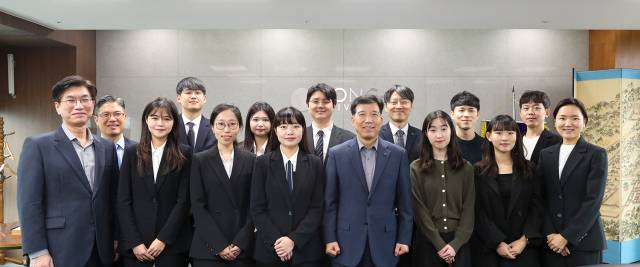 지난 12일 부산 동아대학교 법학전문대학원(로스쿨) 출신 2026년 판사, 검사, 재판연구원(로클럭) 합격자들이 이해우(앞줄 오른쪽에서 네번째) 총장 등 학교 관계자와 기념촬영을 하고 있다. 동아대 제공