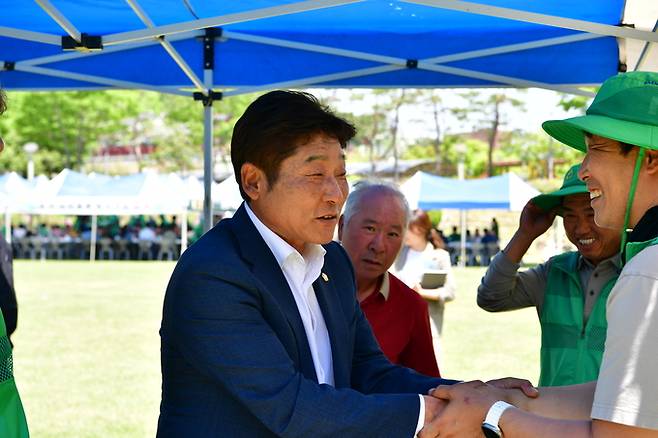 ▲ 지난 4월 30일 제15회 새마을의 날 기념식 한마음대회에 참석한 나영완 의원이 지역구 주민과 인사를 나누고 있다.