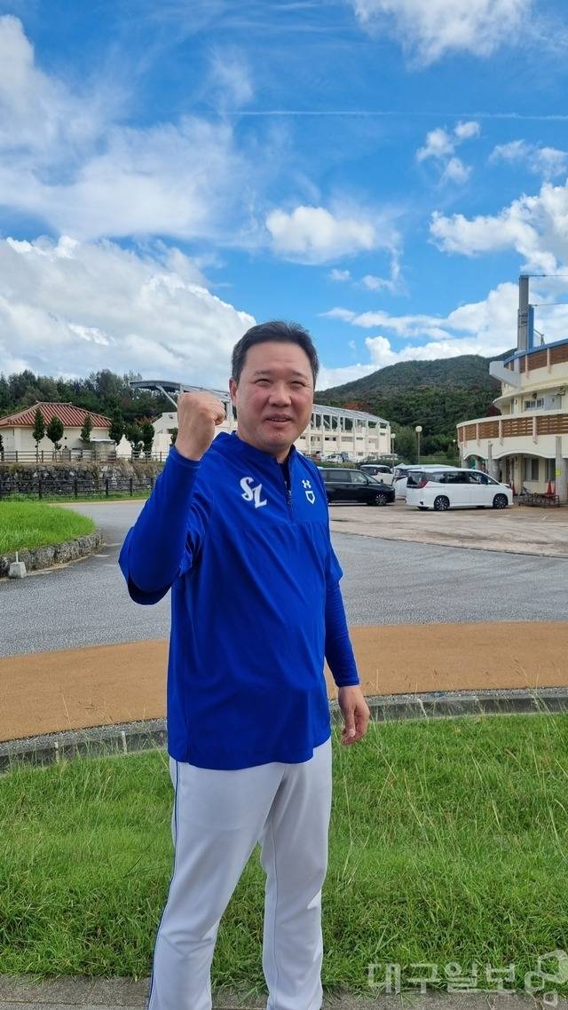 일본 오키나와 온나손 아카마구장에서 열리고 있는 마무리캠프 훈련, 박진만 삼성 라이온즈 감독이 화이팅을 외치고 있다. 권종민 기자