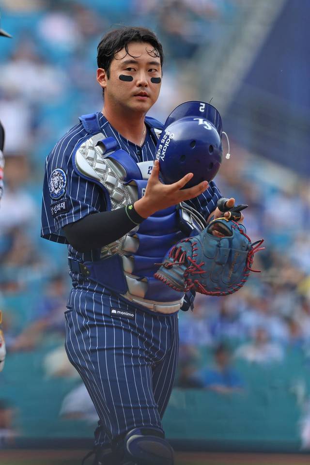 삼성 라이온즈 포수 김재성이 수비를 마치고 더그아웃으로 들어오고 있다. 삼성 제공