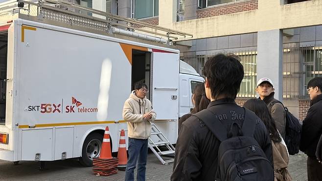 경북대 학생들이 18일 경북대에서 열린 한국방송통신전파진흥원의 통신·전파기술 실무 특강에서 SK O&S 관계자의 설명을 듣고 있다. 이동현 기자