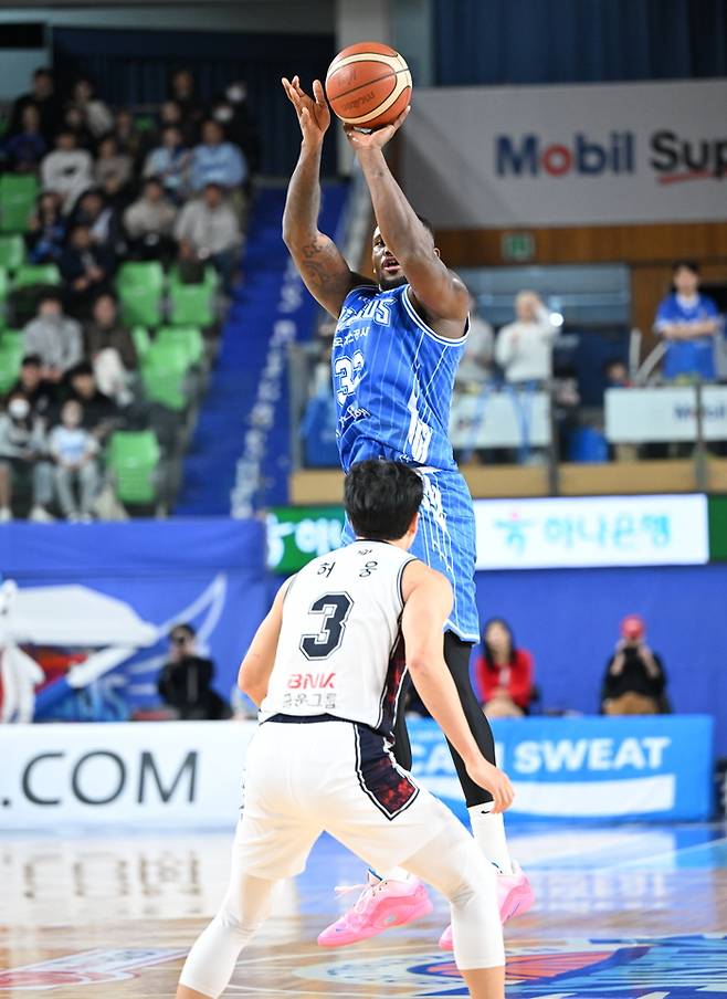 18일 오후 7시 대구체육관에서 열린 2025-2026시즌 LG전자 프로농구 대구 한국가스공사 페가수스와 부산 KCC 이지스와의 경기에서 퍼킨스가 슛을 시도하고 있다. <KBL 제공>