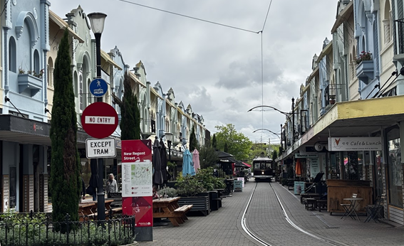 스페인거리를 가로지르는 트램 / 사진=김소은