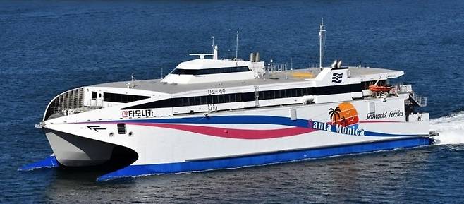 제주항과 추자항을 연결하는 산타모니카호 전경.
