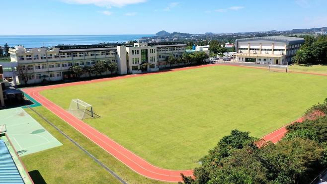 서귀포시 남원읍 위미중학교 전경.
