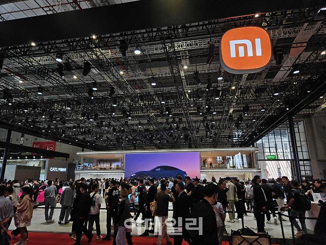 지난 4월 23일 중국 상하이 모터쇼에서 샤오미 매장이 관람객들로 붐비고 있다. (사진=이데일리 이명철 특파원)