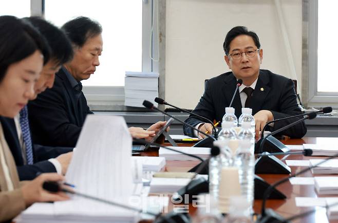 박수영 국회 기재위 조세소위원장이 18일 서울 여의도 국회에서 열린 기획재정위원회 조세소위원회를 주재하고 있다. (사진 = 뉴시스)