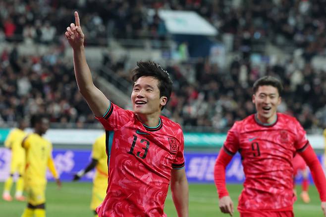 18일 서울월드컵경기장에서 열린 가나와 경기에서 후반 17분 선제골을 넣은 뒤 세레머니하는 이태석