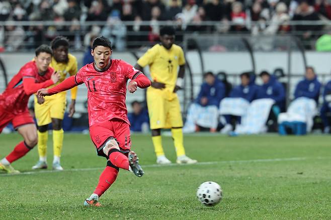 18일 서울월드컵경기장에서 열린 가나와 경기에서 페널티킥을 차는 황희찬. 공은 골키퍼 품에 안겼다.