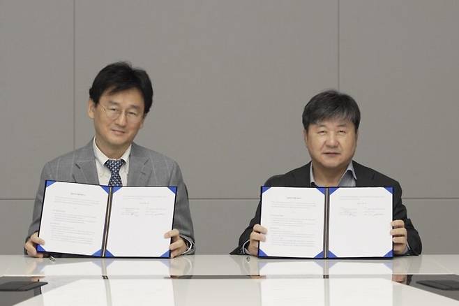 곽달원 HK이노엔 대표(오른쪽)와 조대호 카인사이언스 대표가 근감소증 치료제 공동개발 계약을 체결하고 기념촬영을 했다. 사진 제공=HK이노엔