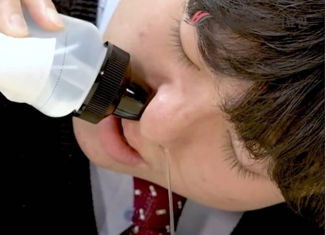 식염수로 코를 씻으려면 고개를 앞으로 숙인 채 옆으로 살짝 기울인다. 세척기의 끝을 콧구멍에 대고 식염수를 천천히 흘려 넣는다. 물은 코 안을 지나 반대쪽 콧구멍이나 입으로 흘러나온다. 반대쪽도 같은 방법으로 반복한다. 사진=한림대학교의료원 유튜브(비염 환자를 위한 '생리식염수' 코 세척 안내 영상)