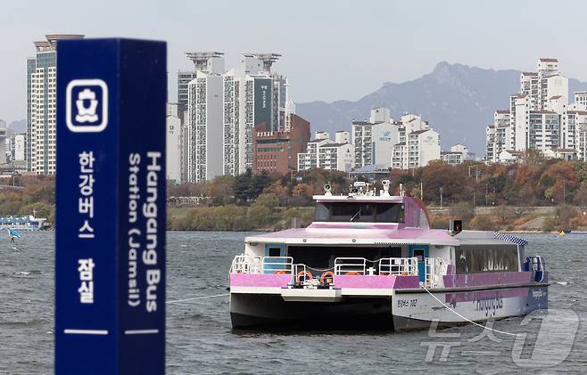 17일 오전 서울 송파구 잠실선착장 인근에 한강버스가 멈춰 서 있다. 지난 15일 80여 명이 탑승한 서울 한강버스가 송파구 잠실선착장 인근 강바닥에 걸려 멈춰서는 사고가 발생했다. 사고가 발생한 한강버스는 현재 선착장 약 50미터 거리에 멈춰선 상태다. 2025.11.17/뉴스1 ⓒ News1 이재명 기자