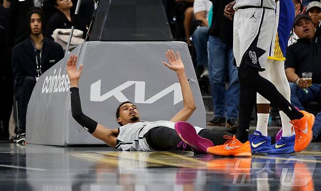 코트에 쓰러져있는 웸반야마. ⓒ AFP=뉴스1