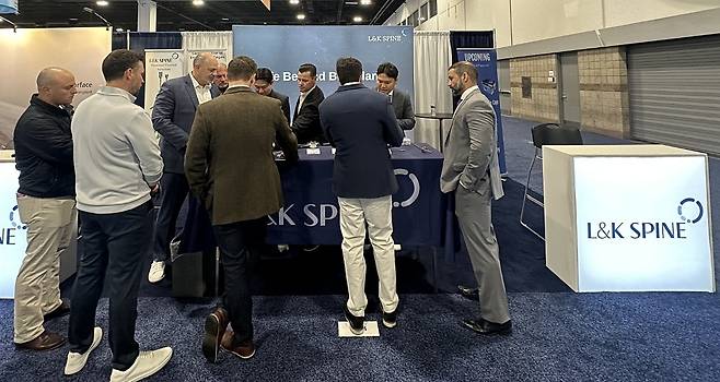 엘앤케이 스파인이 'NASS 2025' 참가해 척추 관련 병원 의료진에게 제품을 설명하고 있는 모습. (엘앤케이바이오메드 제공)