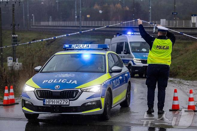 17일(현지시간) 폴란드 중부 가르볼린 인근 미카의 철도 노선에서 폭발 사고로 손상된 철도 근처에 경찰차들이 서 있다. 2025.11.17. ⓒ AFP=뉴스1 ⓒ News1 이정환 기자