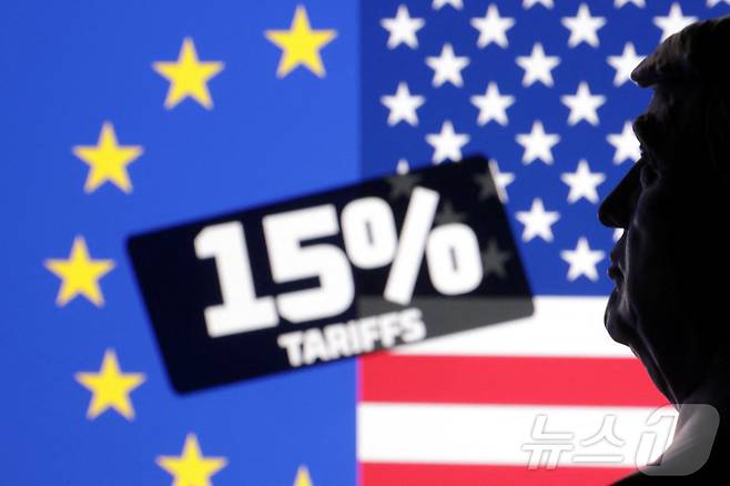 27일 유럽연합기와 성조기 앞에 도널드 트럼프 미국 대통령의 미니어처 조형물이 놓여 있다. 2025.7.27 ⓒ 로이터=뉴스1 ⓒ News1 강민경 기자