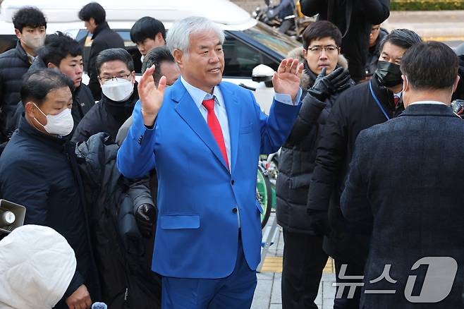 서울서부지법 폭력 난동 사태 배후로 지목돼 온 전광훈 사랑제일교회 목사가 18일 오전 경찰 조사를 받기 위해 서울경찰청에 출석하고 있다. 2025.11.18/뉴스1 ⓒ News1 이광호 기자