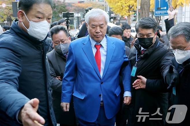 서울서부지법 폭력 난동 사태 배후로 지목돼 온 전광훈 사랑제일교회 목사가 18일 오전 경찰 조사를 받기 위해 서울경찰청에 출석하고 있다. 2025.11.18/뉴스1 ⓒ News1 이광호 기자