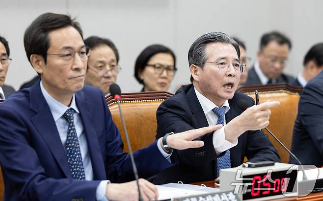 김용범 대통령실 정책실장이 18일 서울 여의도 국회에서 열린 제429회국회(정기회) 운영위원회 제5차 전체회의에서 김은혜 국민의힘 의원의 질의에 반발하고 있다. ⓒ News1 이승배 기자