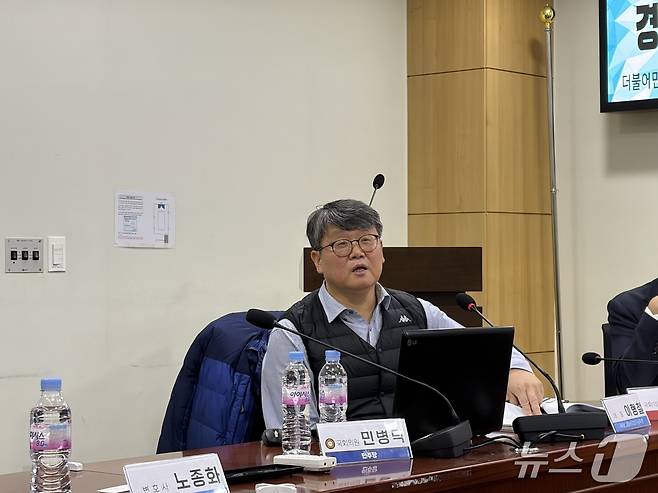 이형철 경제민주화시민연대 공동대표가 18일 서울 영등포구 국회 의원회관에서 열린 '경제정의 공정사회를 위한 형사법·보험업법 개정 공청회'에서 발제하고 있다.