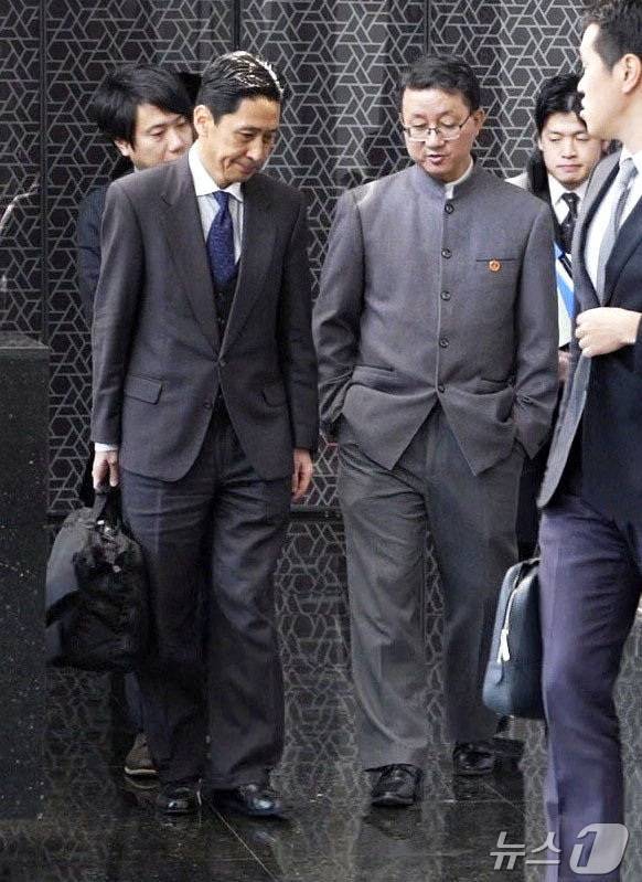 18일 중국 베이징에서 가나이 마사아키 일본 외무성 아시아·대양주국장이 류진쑹 중국 외교부 아주사장(아시아국장)과 대화를 나누고 있다. (교도통신 제공) 2025.11.18. ⓒ 로이터=뉴스1 ⓒ News1 윤다정 기자