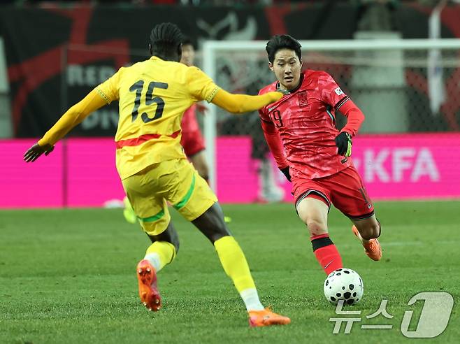 18일 서울 마포구 서울월드컵경기장에서 열린 ‘하나은행 초청 국가대표팀 친선경기’ 대한민국과 가나의 경기에서 대한민국 이강인이 드리블 돌파를 시도하고 있다. ⓒ News1 박지혜 기자